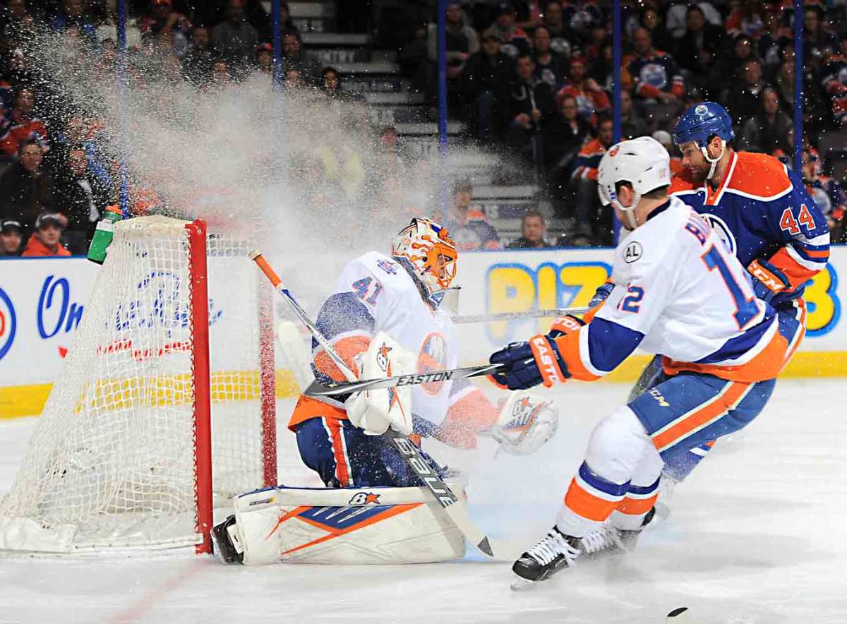 Jaroslav-Halak-Andy-Devlin.jpg